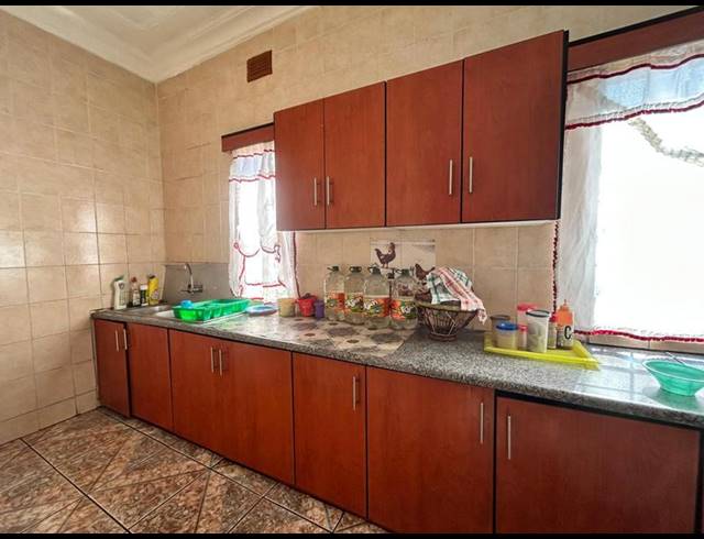 8 BEDROOM HOUSE FOR SALE IN SPRINGS CENTRAL